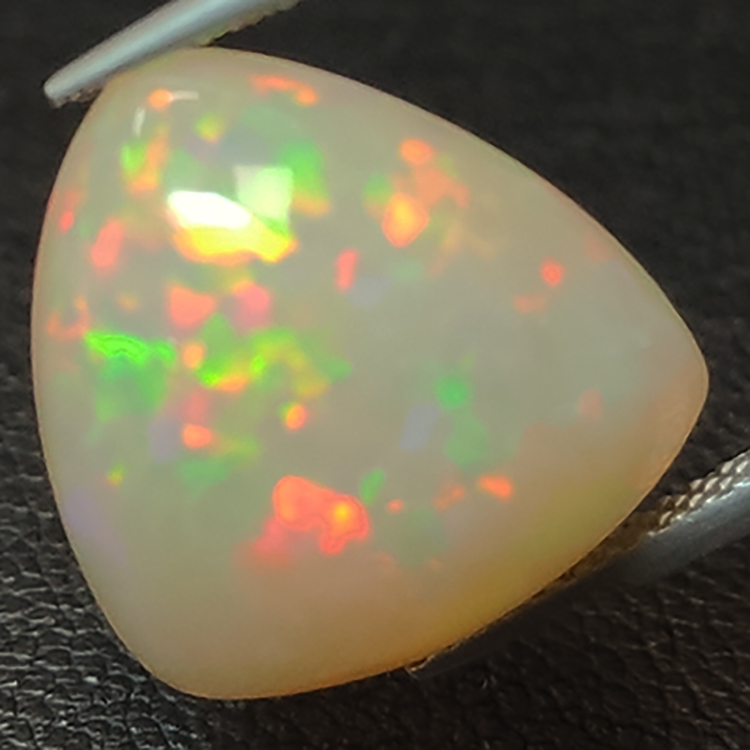 9,86 ct Opal-Cabochon-Triller 15,23 x 8,87 mm