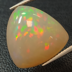 9,86 ct Opal-Cabochon-Triller 15,23 x 8,87 mm