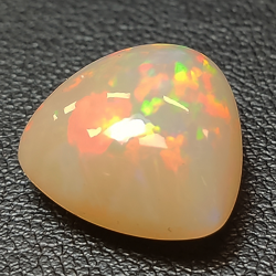 9,86 ct Opal-Cabochon-Triller 15,23 x 8,87 mm