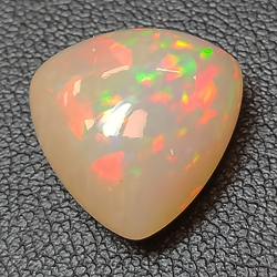 9,86 ct Opal-Cabochon-Triller 15,23 x 8,87 mm