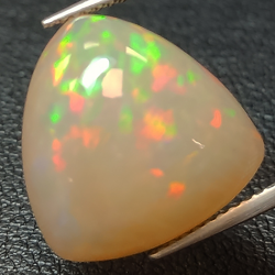 9,86 ct Opal-Cabochon-Triller 15,23 x 8,87 mm