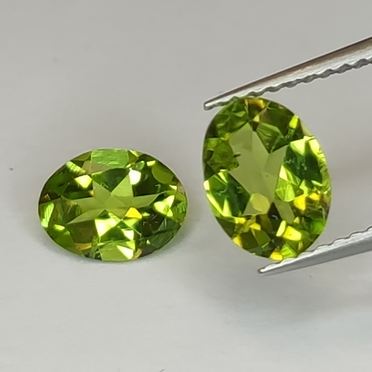 Oval cut peridot 8x6mm 1pz