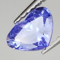 0,84 ct blauer Saphir im Herzschliff, 6,59 x 5,13 mm