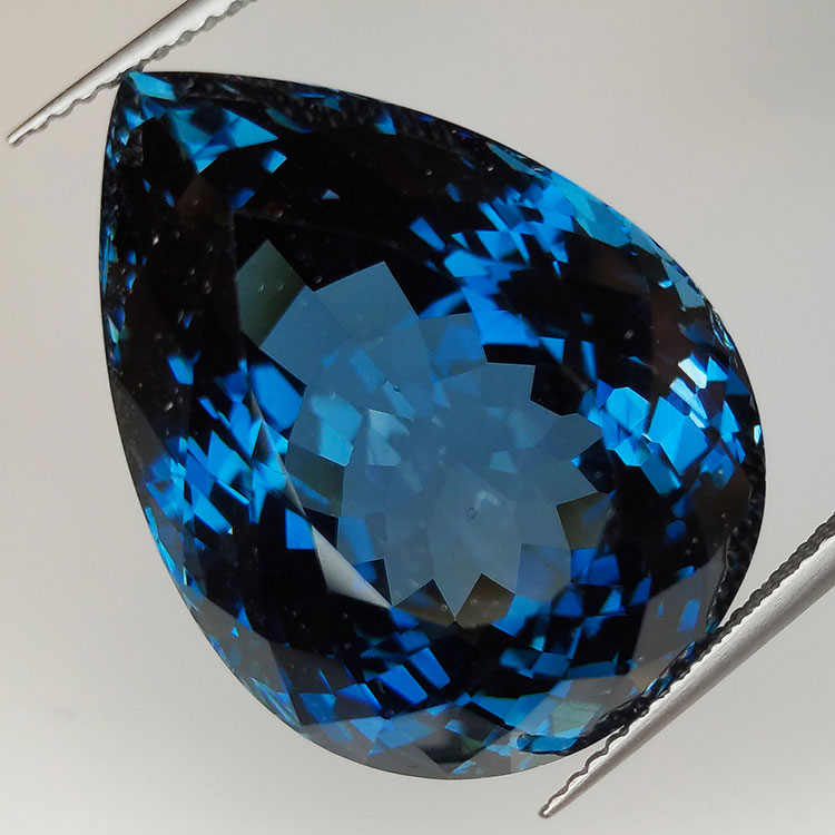 48,66ct Topaze Londres Taille Naturelle Poire 24,95x18,78 mm.