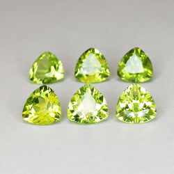 4pz Peridot im Trilliantschliff, 5 x 5 mm