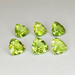 4pz Peridot im Trilliantschliff, 5 x 5 mm