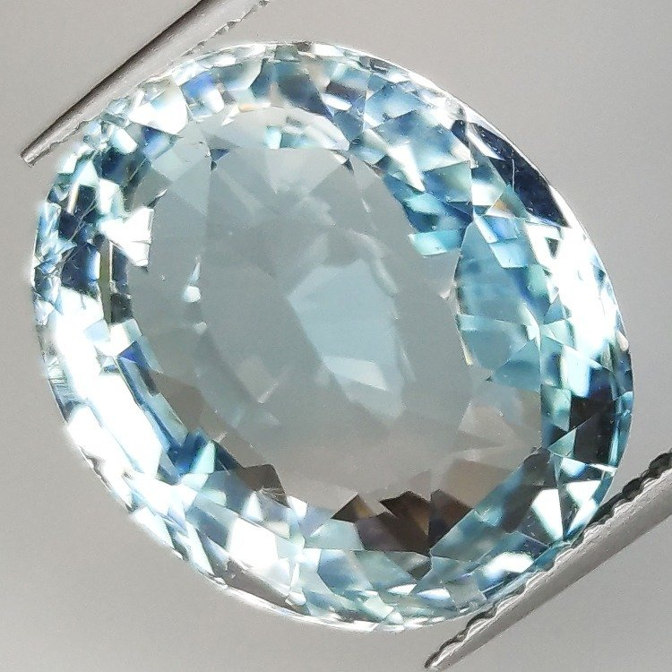 Topazio azzurro a taglio ovale da 11,87 ct, 14,23 x 11,97 mm