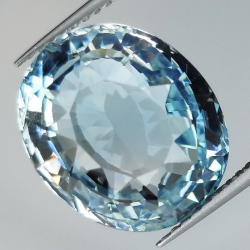 11,87 ct blauer Topas im Ovalschliff 14,23 x 11,97 mm