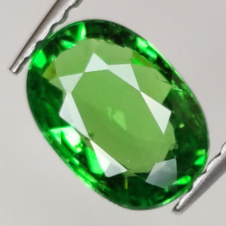 Tsavorite verte de 1,12 ct, taille ovale 7,76 x 5,44 mm