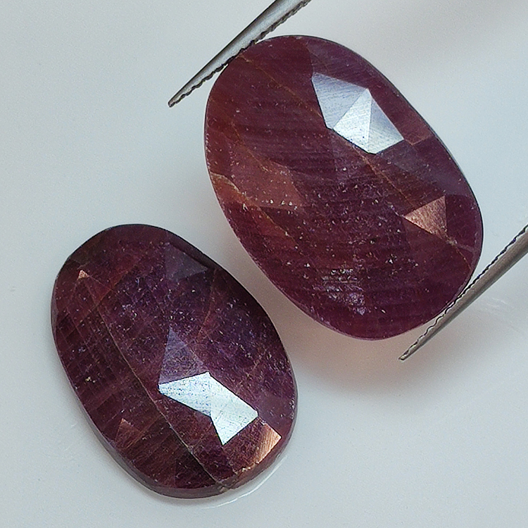 Rubino da 28,71 ct taglio ovale 20,99 x 14,30 mm