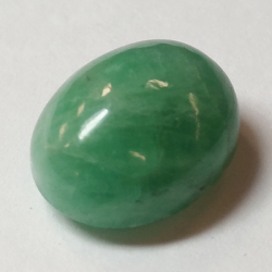 7,48 ct Smaragd im Cabochon-Ovalschliff 13,27 x 10,93 mm