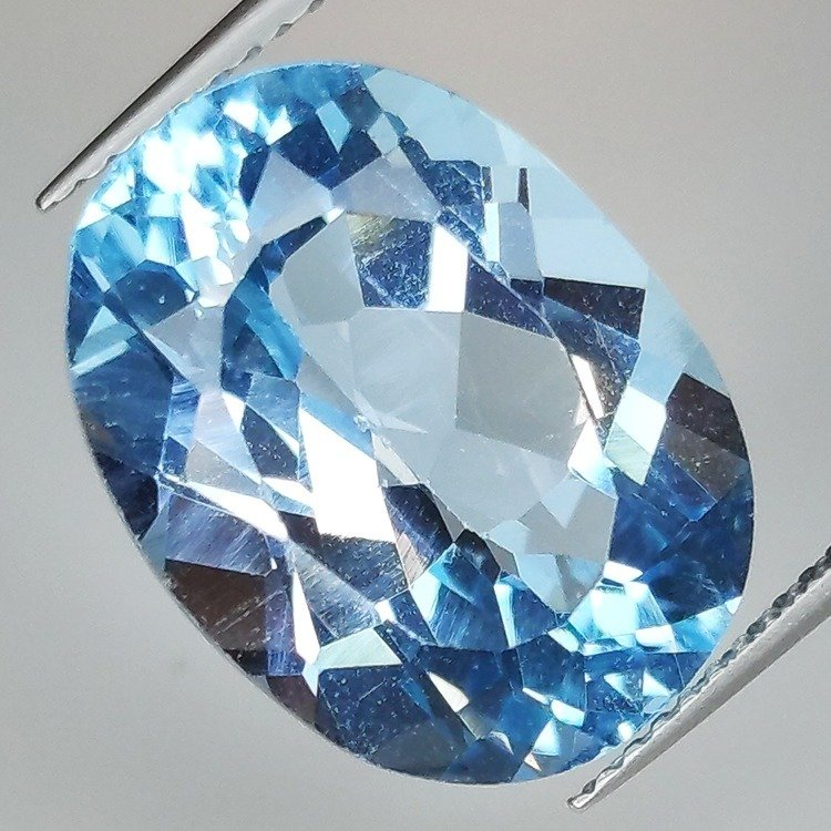 Topaze naturelle 14,37 ct, taille ovale 17,10 x 12,87 mm