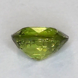 0,61 ct Demantoid-Granat im Ovalschliff 5,36 x 4,48 mm