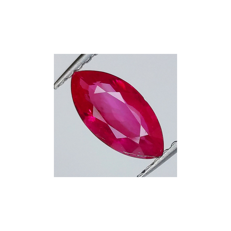 Rubino marchese sangue di piccione da 0,96 ct, dimensioni 8,76 x 4,49 mm