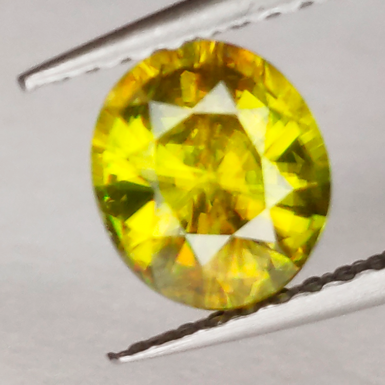 1,09 ct grüner Sphen im Ovalschliff 6,81 x 6,03 mm