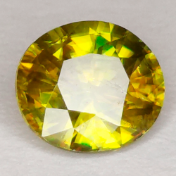 1,09 ct grüner Sphen im Ovalschliff 6,81 x 6,03 mm