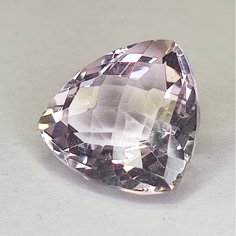 12,67 ct violetter Amethyst im Billionenschliff, 15,97 x 15,82 mm