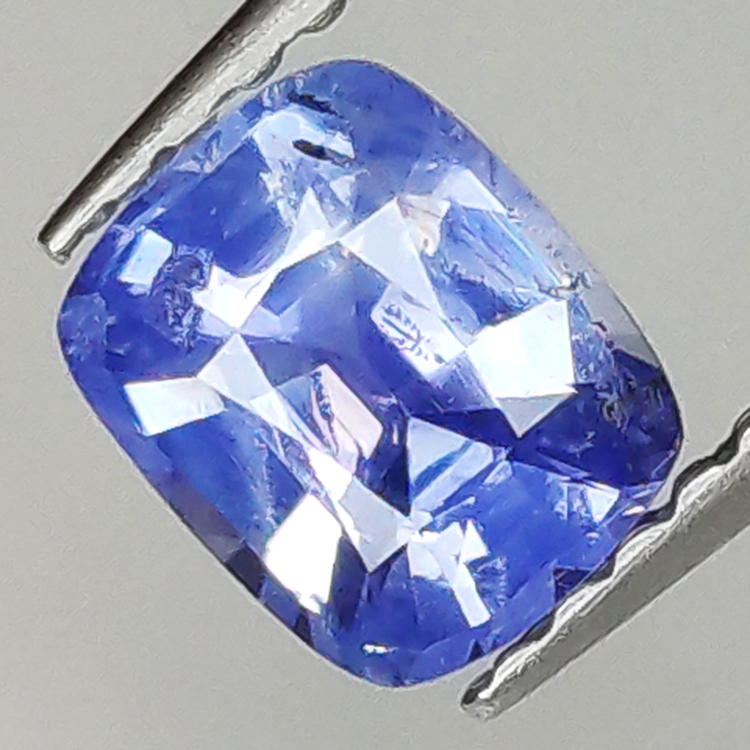 0,81ct Saphir im Kissenschliff 5,93 x 4,83 mm