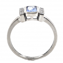 Sapphire ring with diamonds in 18k white gold