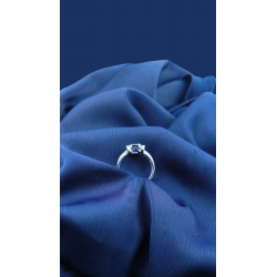 Sapphire ring with diamonds in 18k white gold