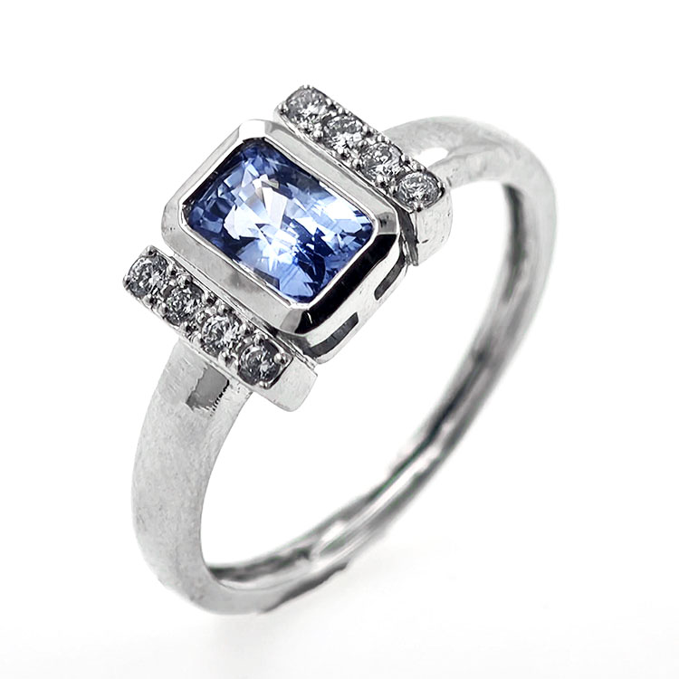 Sapphire ring with diamonds in 18k white gold