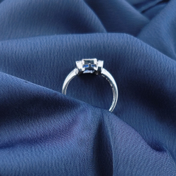 Sapphire ring with diamonds in 18k white gold