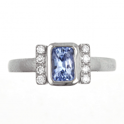 Sapphire ring with diamonds in 18k white gold