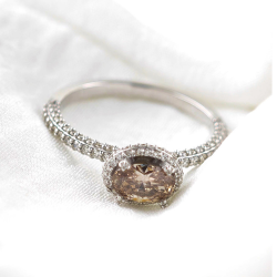 Anello in oro con diamante champagne di 0,52 carati + diamante bianco di 0,61 carati