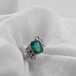 Gold ring with Emerald and Diamonds