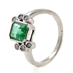 Gold ring with Emerald and Diamonds