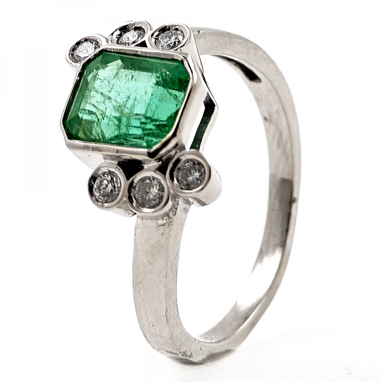 Gold ring with Emerald and Diamonds