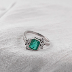 Gold ring with Emerald and Diamonds