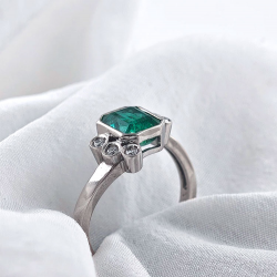 Gold ring with Emerald and Diamonds