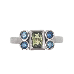 Anillo de oro con zafiro verde incombustible y diamantes azules