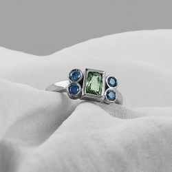 Anillo de oro con zafiro verde incombustible y diamantes azules