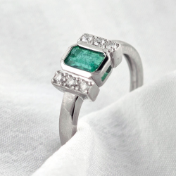 Gold ring with Emerald and Diamonds