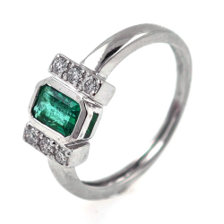 Gold ring with Emerald and Diamonds