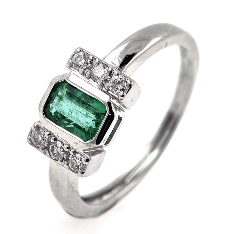 Gold ring with Emerald and Diamonds