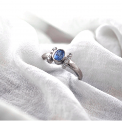 Bague en or avec saphir bleu de Ceylan sans chaleur et diamant