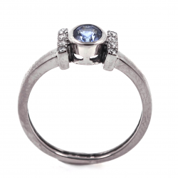 Bague en or avec saphir bleu de Ceylan sans chaleur et diamant