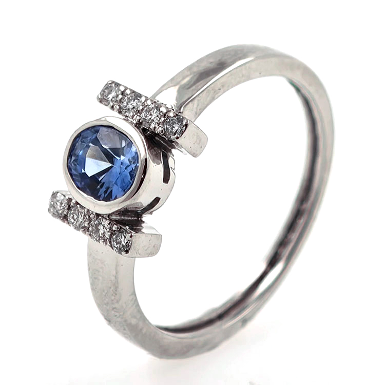 Bague en or avec saphir bleu de Ceylan sans chaleur et diamant