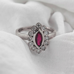 Gold ring with Burma Pidgeon Blood Ruby and Diamonds