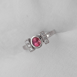 Anello d'oro con zaffiro Padparadscha No Heat e diamanti dello Sri Lank