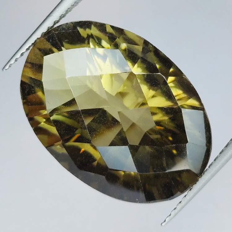 15,77ct Cuarzo ahumado talla oval 21,1x15mm