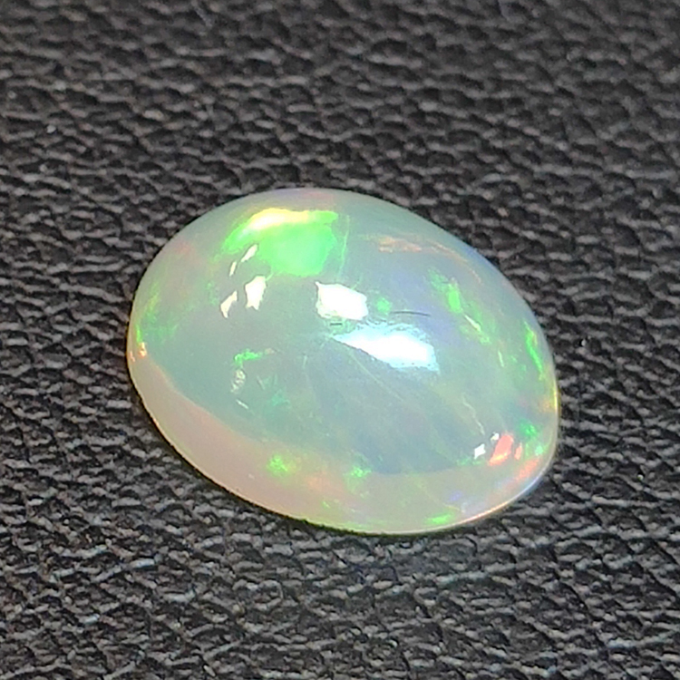 1,81ct Oval geschliffener Opal 10,16 x 7,69 mm