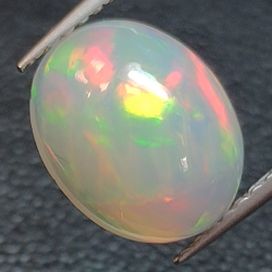 2,45ct Oval geschliffener Opal 10,66 x 8,25 mm