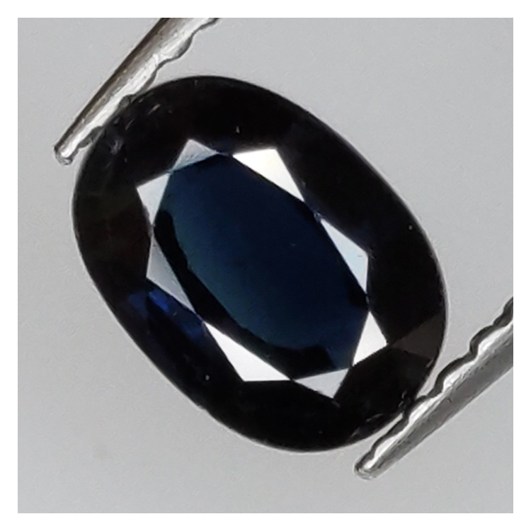 1,13 ct blauer Saphir im Ovalschliff 7x5 mm