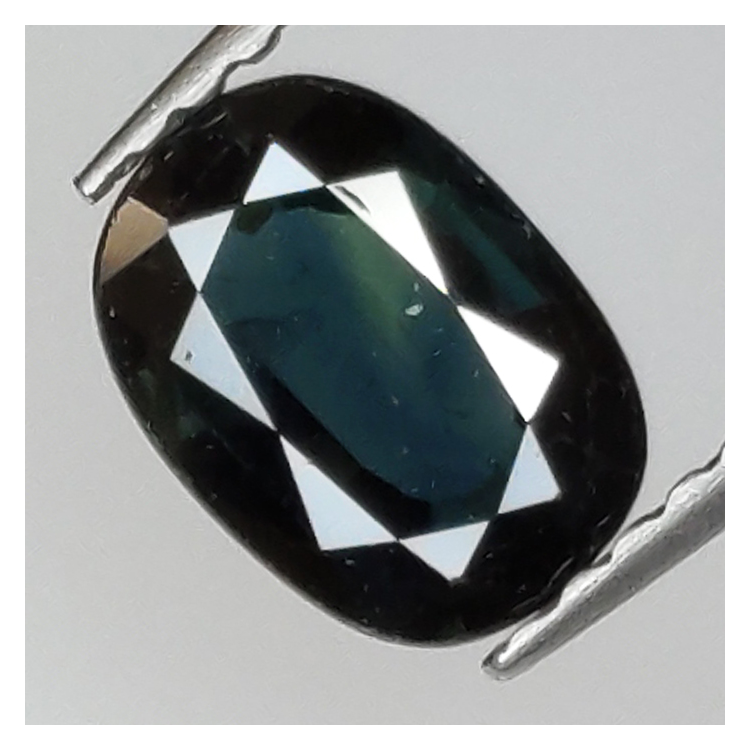 0.94 ct blauer Saphir im Ovalschliff 7x5 mm