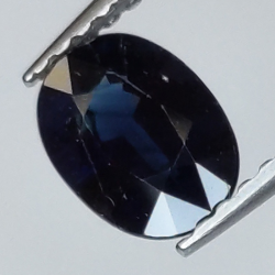 0.99 ct blauer Saphir im Ovalschliff 7x5 mm