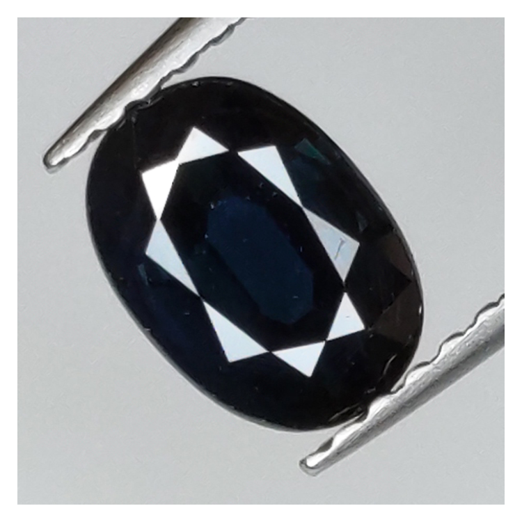 1,11 ct blauer Saphir im Ovalschliff 7x5 mm